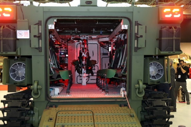 Zırhlı Amfibi Hücum Aracı tanıtıldı